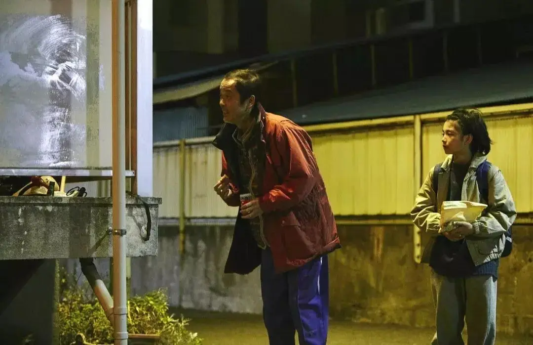 小偷家族：无血缘关系的一家六口，靠偷维持生活，内容温情又肮脏