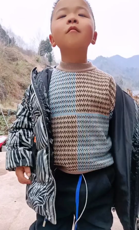 “未来歌神”：6岁农村萌娃“戏精附体”，靠模仿对口型唱歌走红