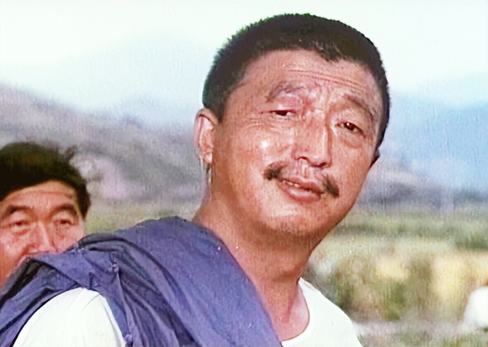 陈裕德剧照王馥荔特意从北京赶来,代表《咱们的牛百岁》剧组送陈裕德