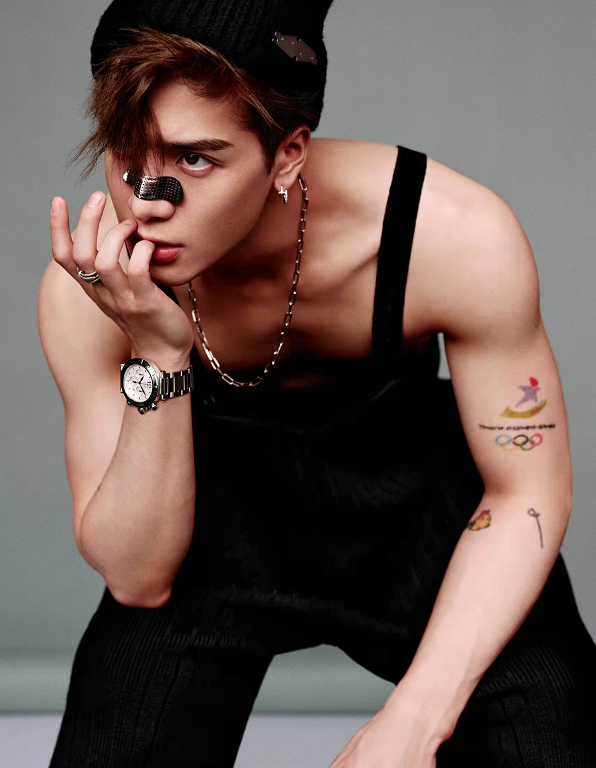 胖子孙越逛街被偶遇!脚踩一双拖鞋显低调,胳膊大片纹身十分霸气