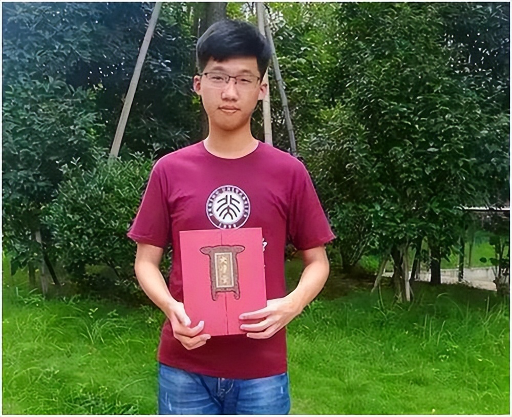 “寒门学霸”杨晓庆：700多分考入清华！用行动诠释苦难的意义