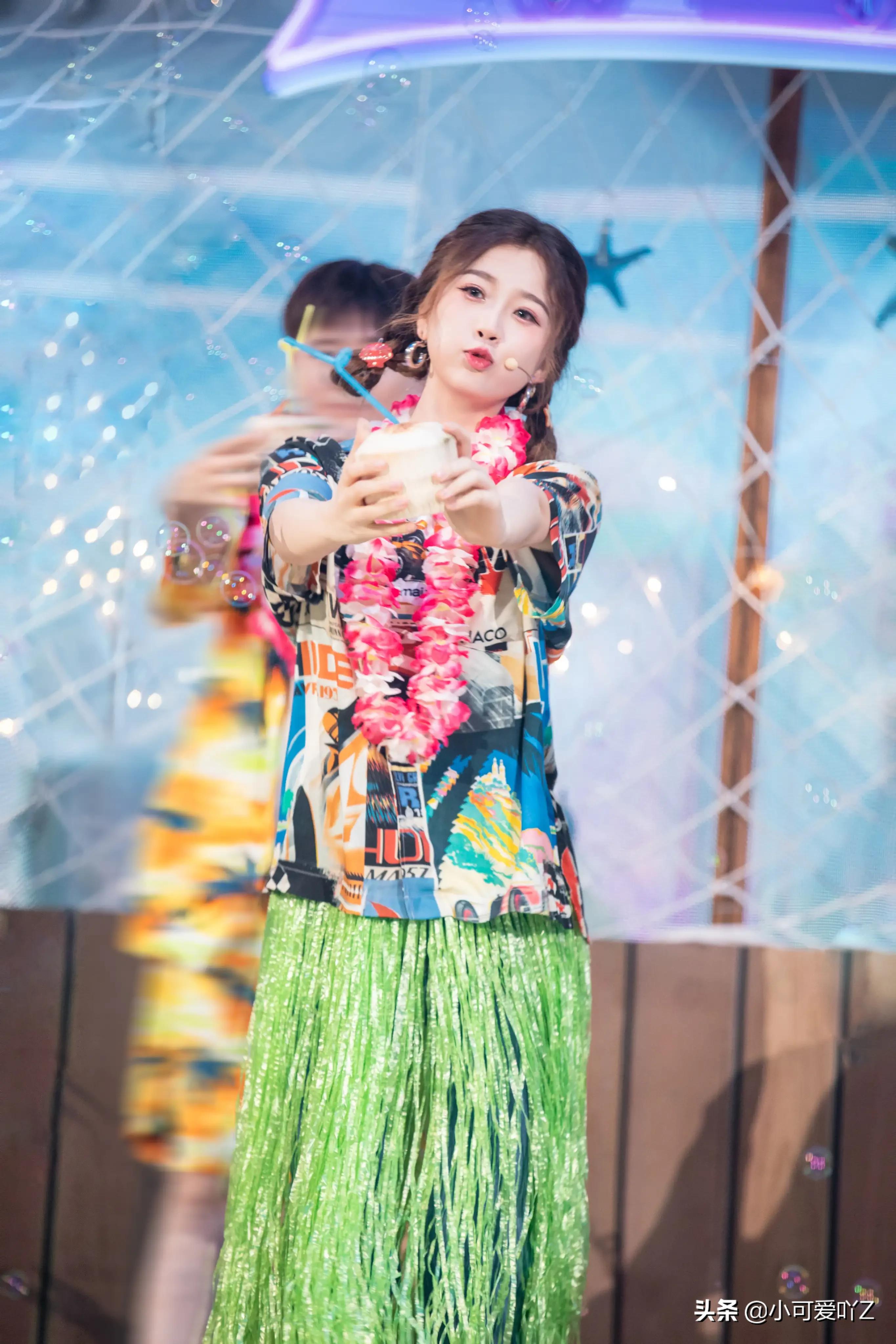 虞书欣，美人鱼造型，沙滩草裙，闪光在舞台上