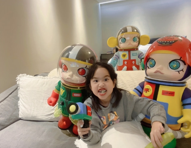 包文婧晒全家出游照，饺子暴风抽高，包贝尔被拍成一米八大长腿