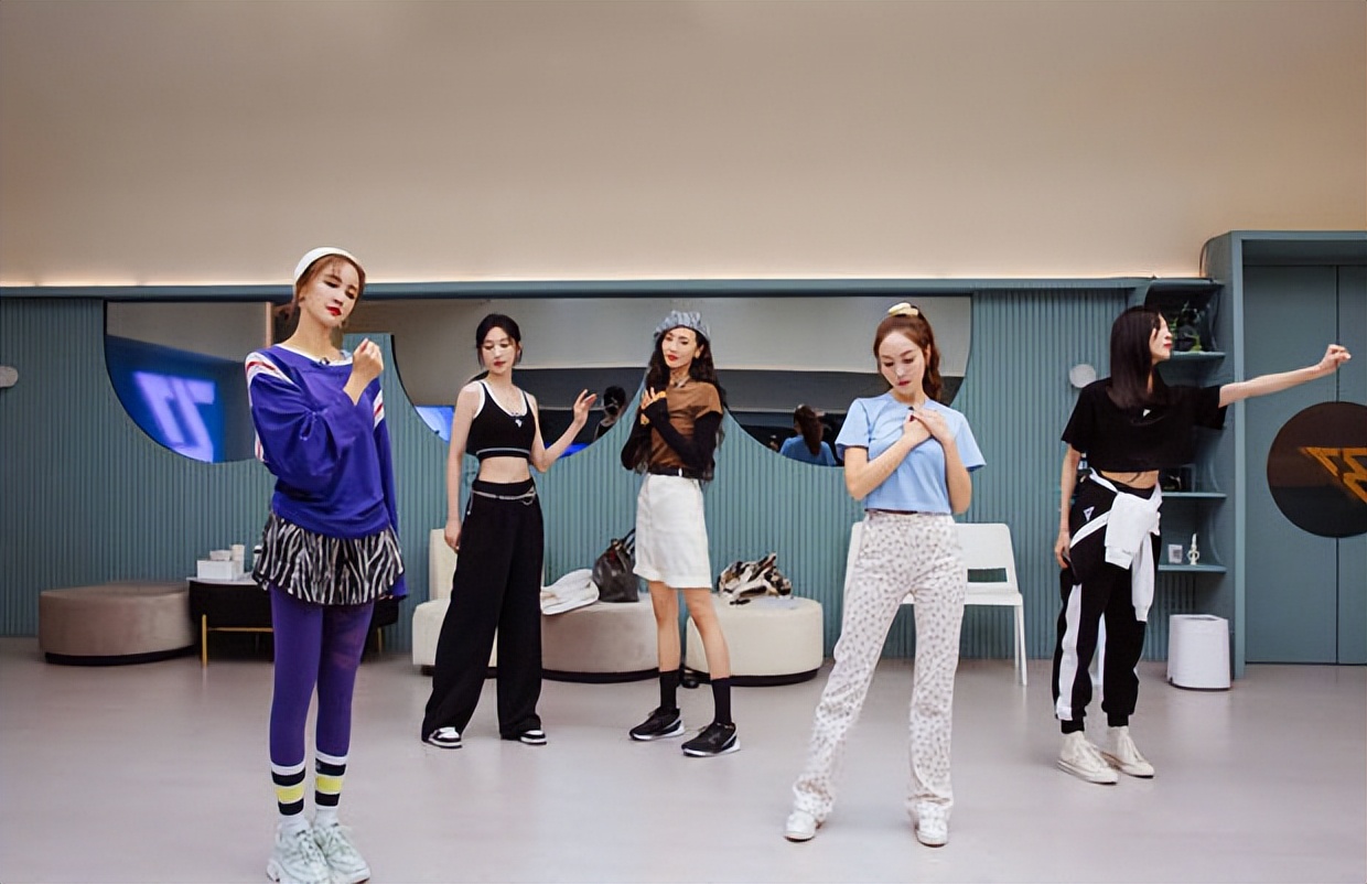 郑秀妍晒张歆艺王紫璇等人合照 嘟嘴卖萌超可爱