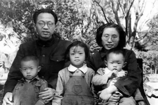 1952年，黄克诚大将的岳父被判处枪决，他为何选择“见死不救”？