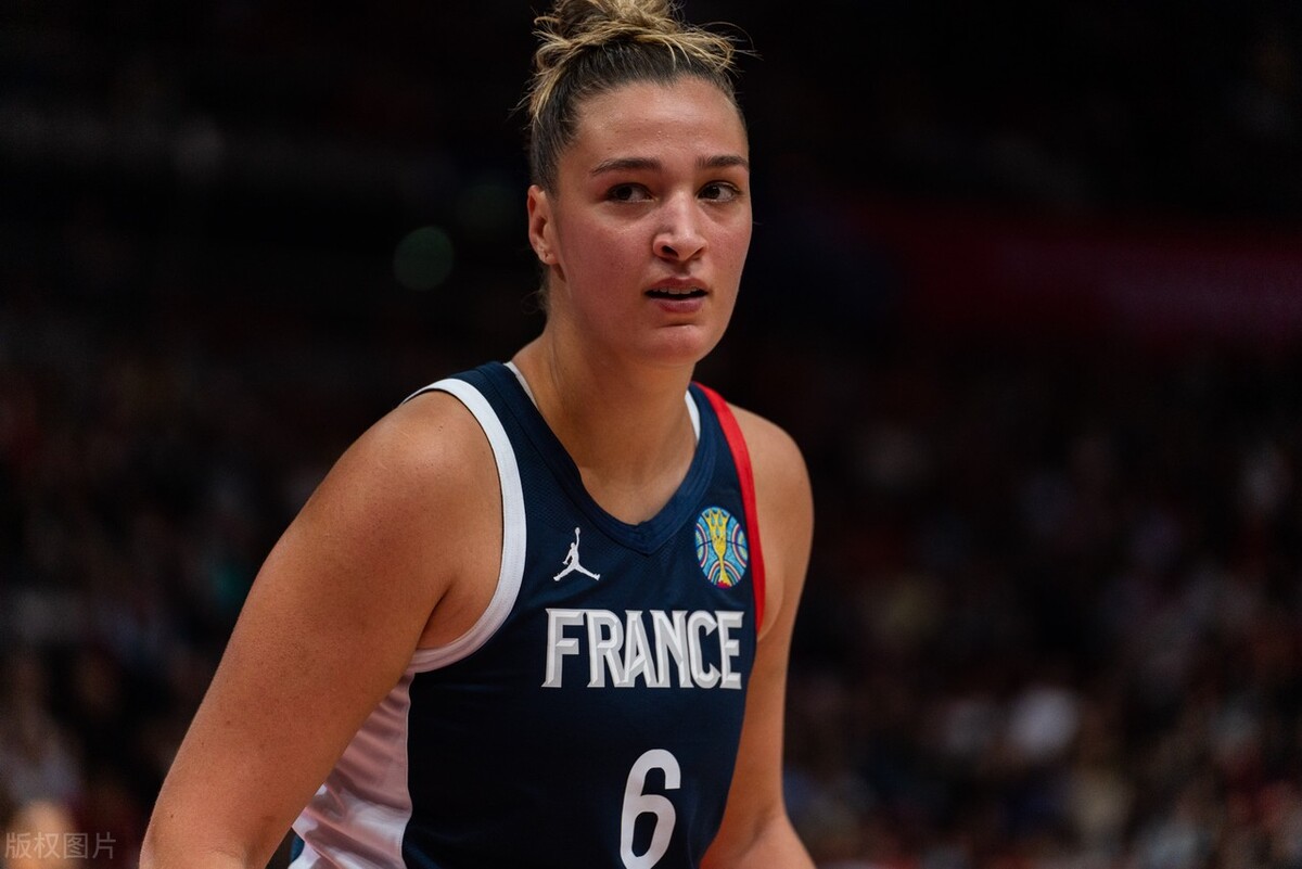 整场比赛法国女篮的动作都是相当暴力,而且裁判有很多次没有吹罚对方