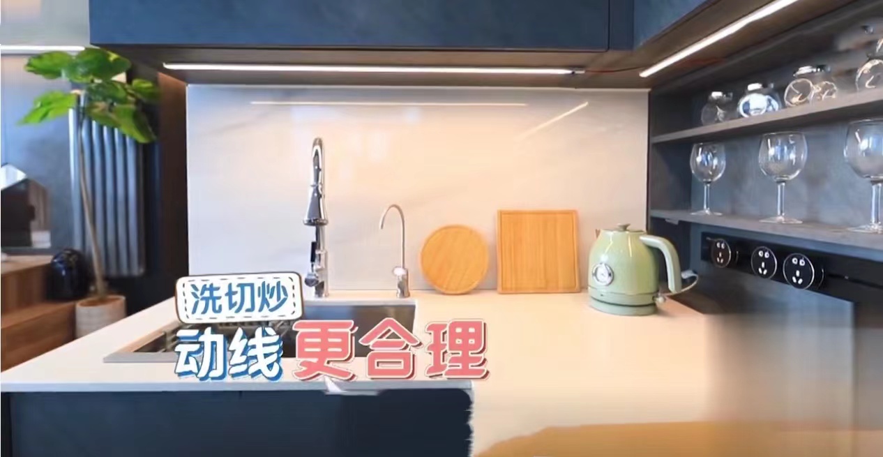 买房着急被中介坑，小夫妻买下24㎡“棺材房”，改造后却成小别墅