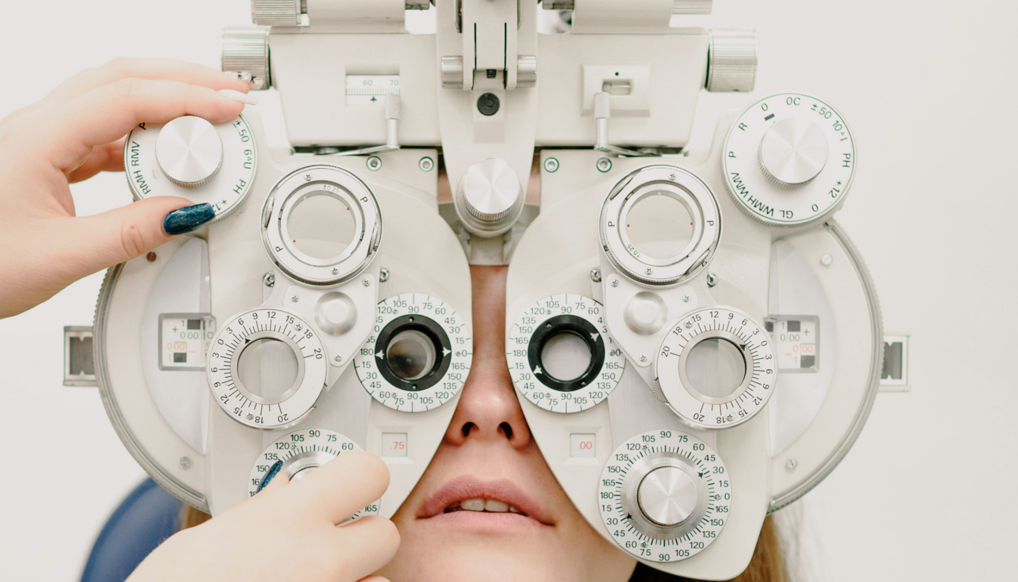 为了保险起见:选择三甲医院,如果眼镜店的验光团队非常专业,那选择