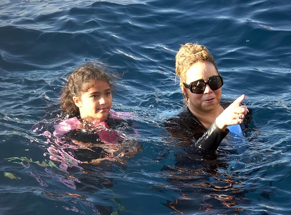 “花蝴蝶”玛利亚凯莉亮相胖得认不出！和鲜肉男友度假，成大妈了