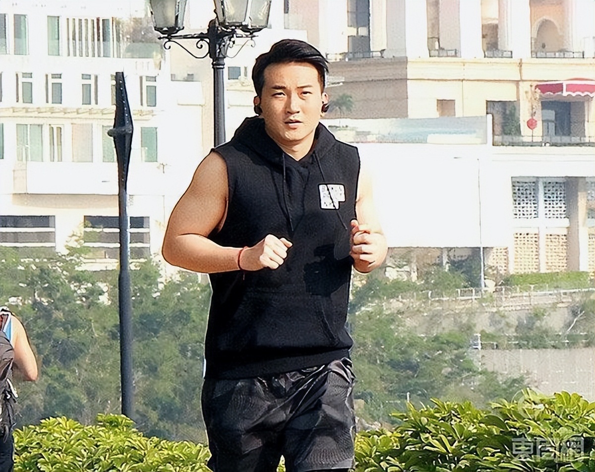 身后事靠朋友，靠救济金度日，这9位港星晚年生活，比你想的凄惨