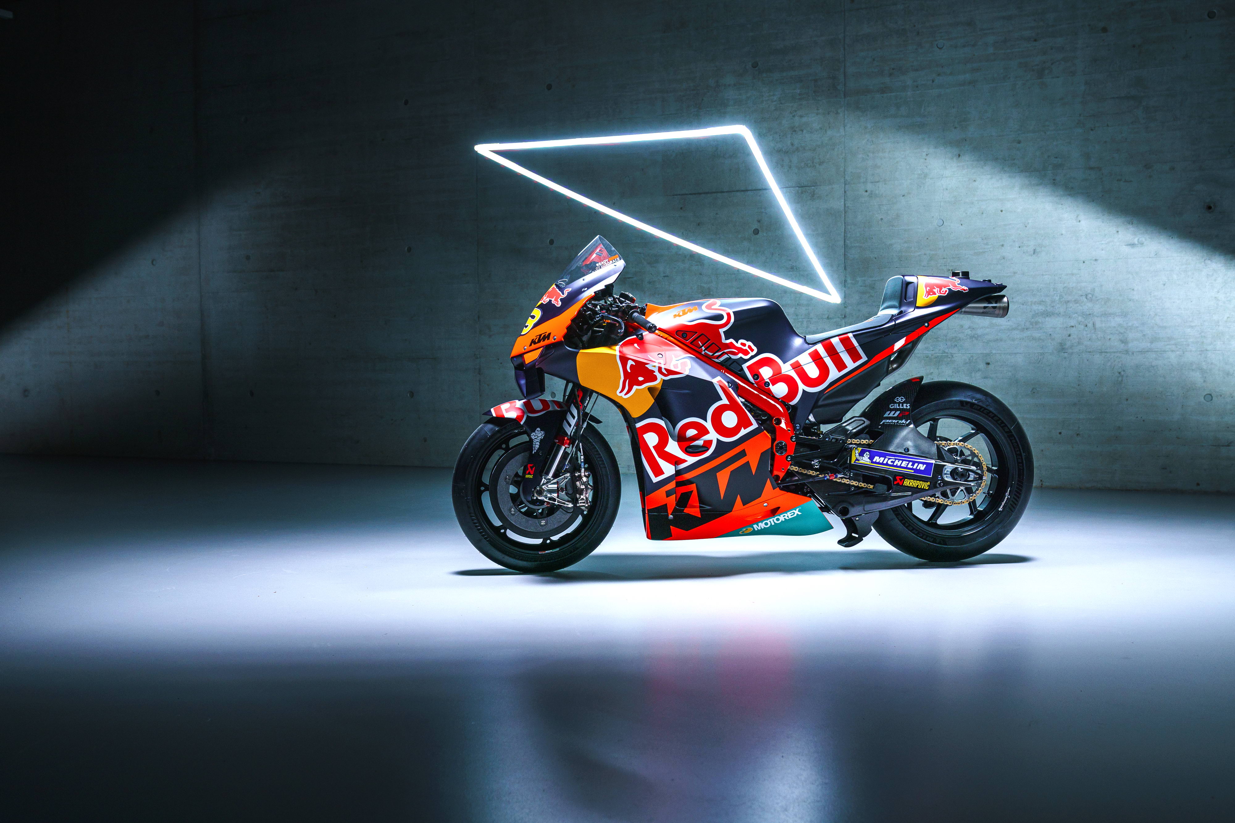 赛车rc比赛(MotoGP 2022：KTM MotoGP 红牛车队的 RC16 赛车)