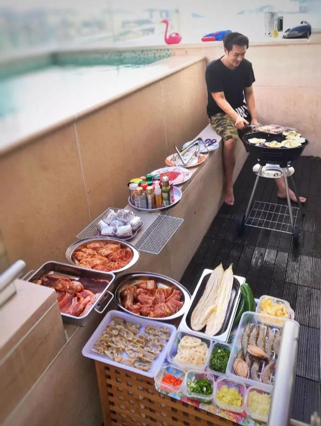 直播哭穷、住着豪宅求关爱，这6位卖惨翻车的明星，太打脸了