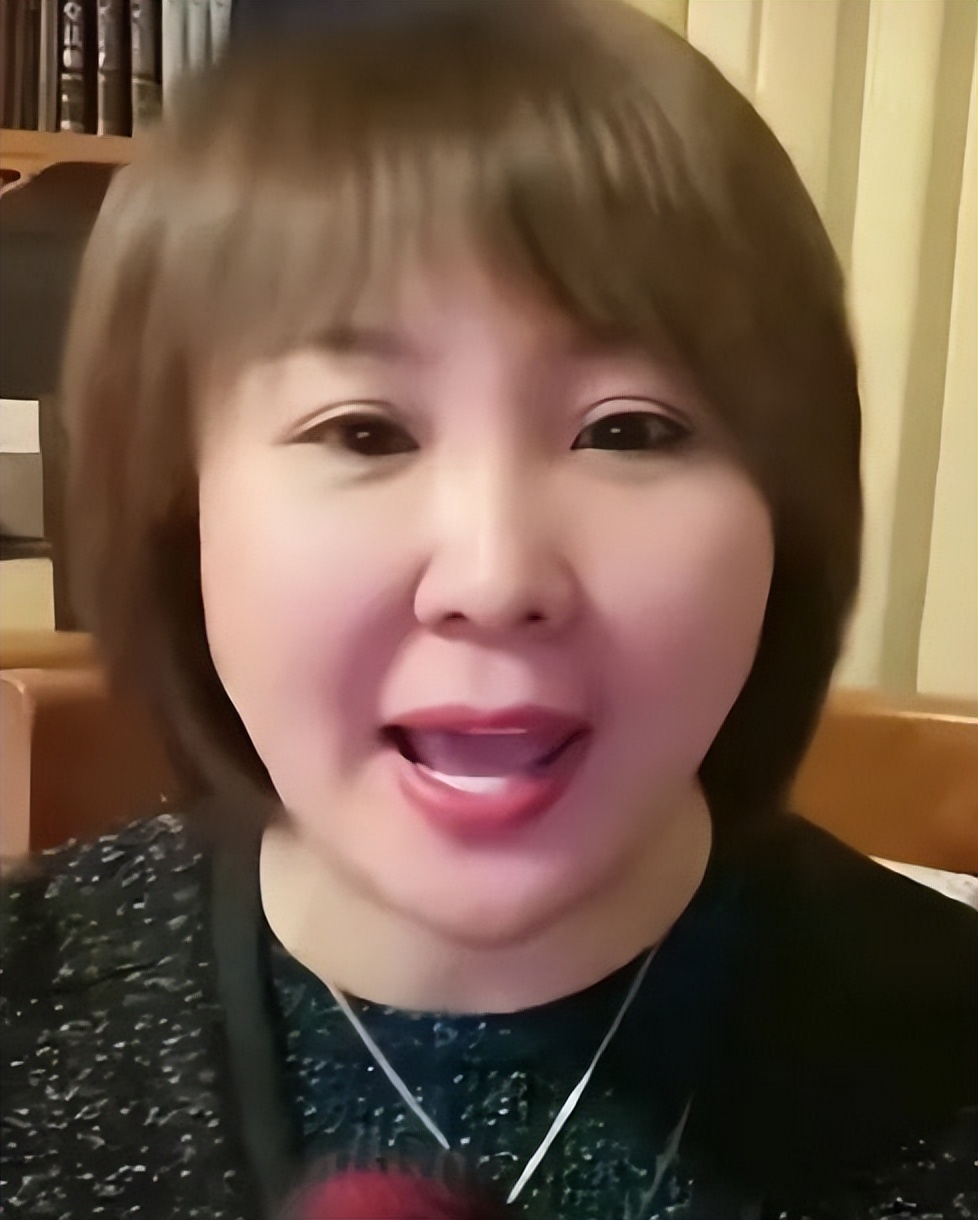 跟着赵本山赚不到钱？刘小光晒午饭：煎饼卷小葱，居住环境简陋