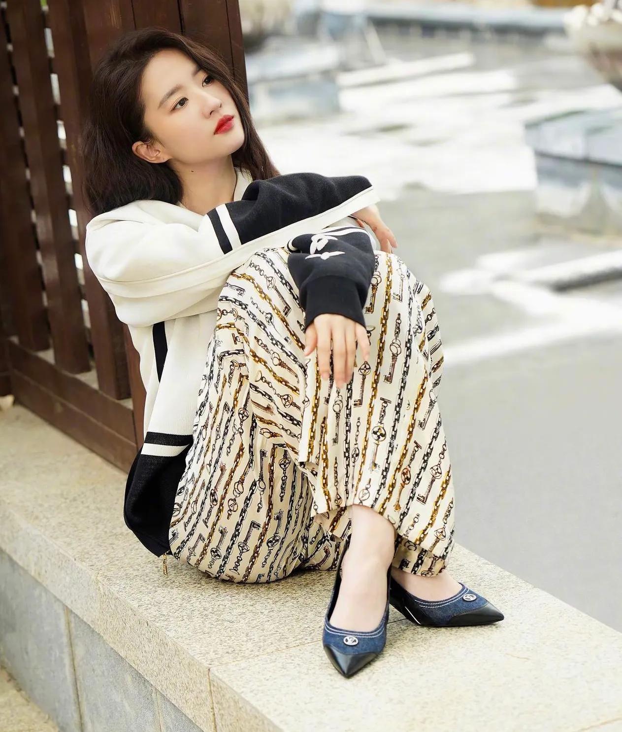 刘亦菲俏皮穿搭—别具一格，清雅脱俗，美到发光