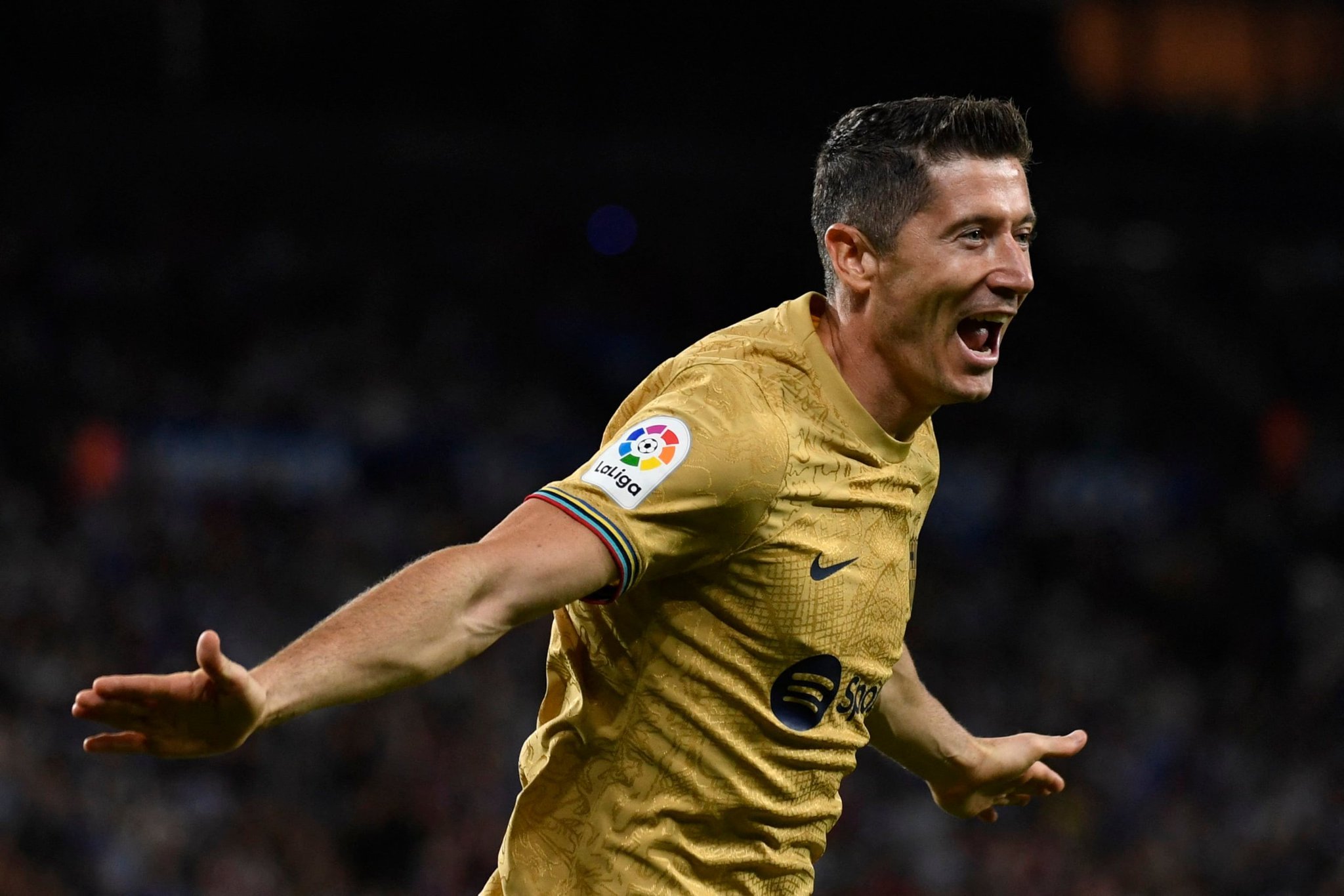 巴萨升西甲积分榜第二,2分之差紧逼皇马)