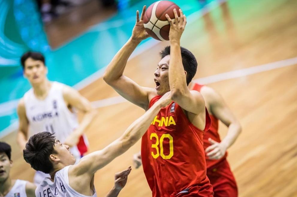 中国男篮亚锦赛惨案，62分狂胜！对手单节0分，16岁新星16+7爆发