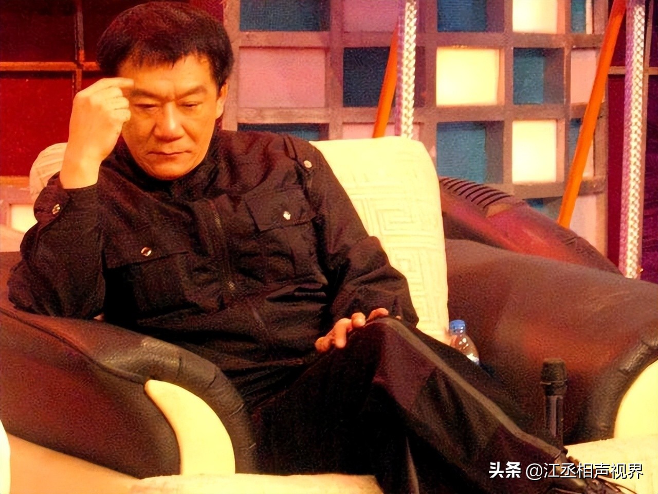 郭德纲说当年给汪洋打电话解释砸挂的事，他说没事，后来接到传票