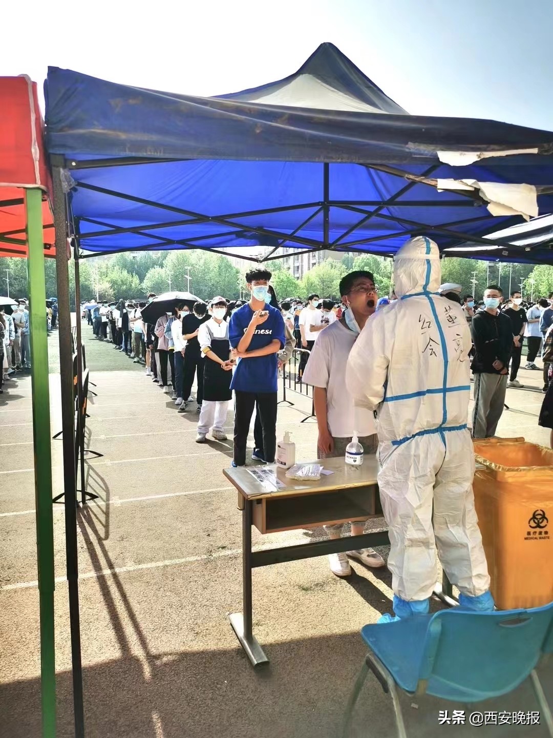 “烤”验下的核酸采样——防护服外是暖春，防护服里是盛夏
