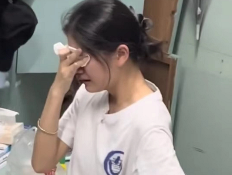 女生期末考试压力太大，面对室友痛哭流涕，看到专业后就理解了