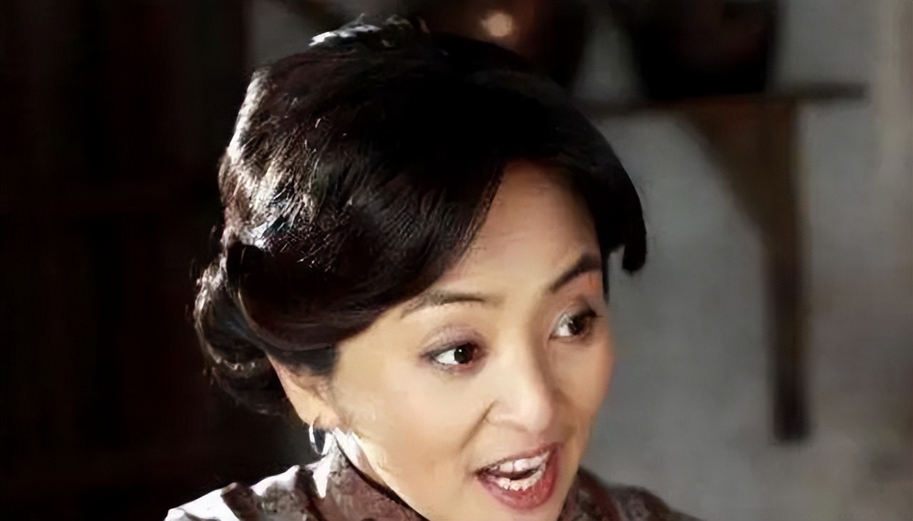 她是演艺圈最泼老戏骨，三嫁老外离婚，如今59岁未婚独居北京豪宅