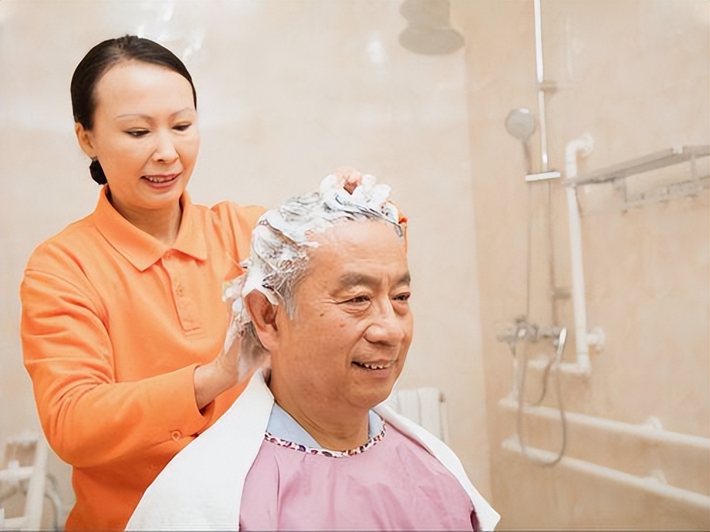 冬季多久洗一次澡最健康?温馨提醒:中老年洗澡,牢记6个要点