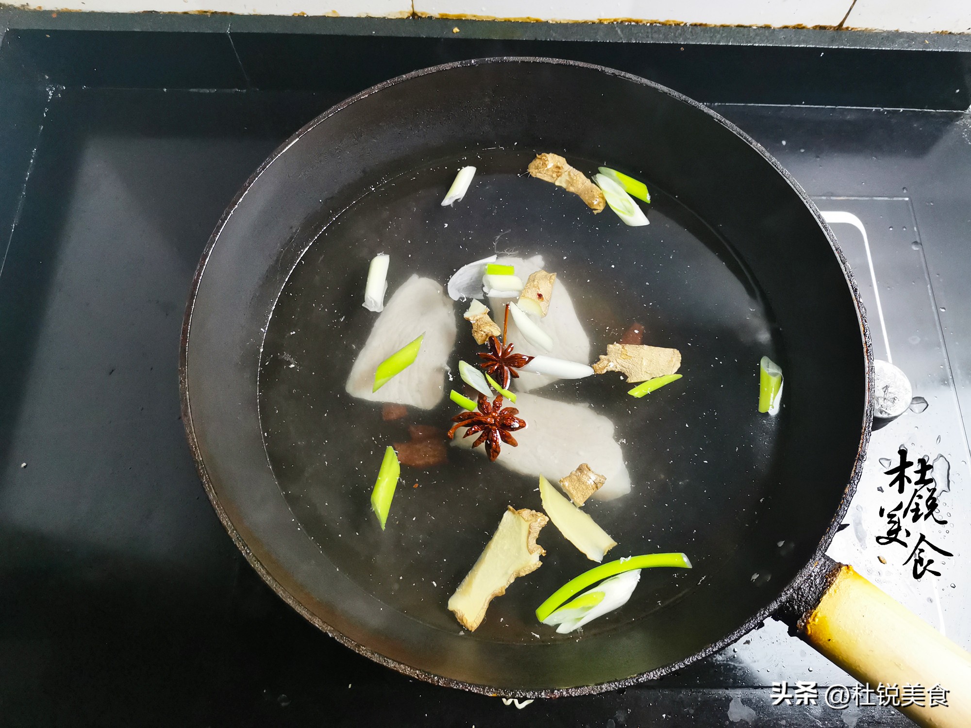 皮蛋瘦肉粥怎么做（做皮蛋瘦肉粥，3种原料离不了，天凉了，给家人熬1锅，暖胃又暖心）