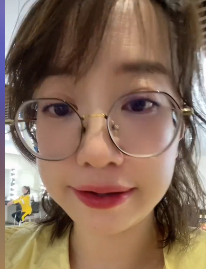 留学女大学生回国当住家保姆，亲妈将她拉黑，网友质疑想借此上位