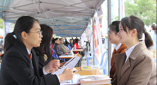 大学应届生“自带优势”，工作就业领先往届生不少，真叫人羡慕