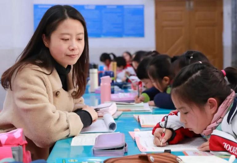 老师结婚家长随不随礼（学生参加老师婚礼用随礼吗）