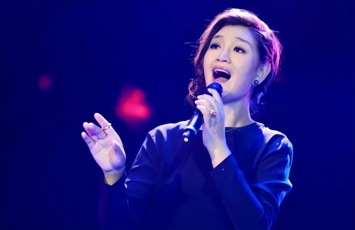 降央卓玛拥有得天独厚的嗓音,是我国非常稀有的低音类型的女歌手.