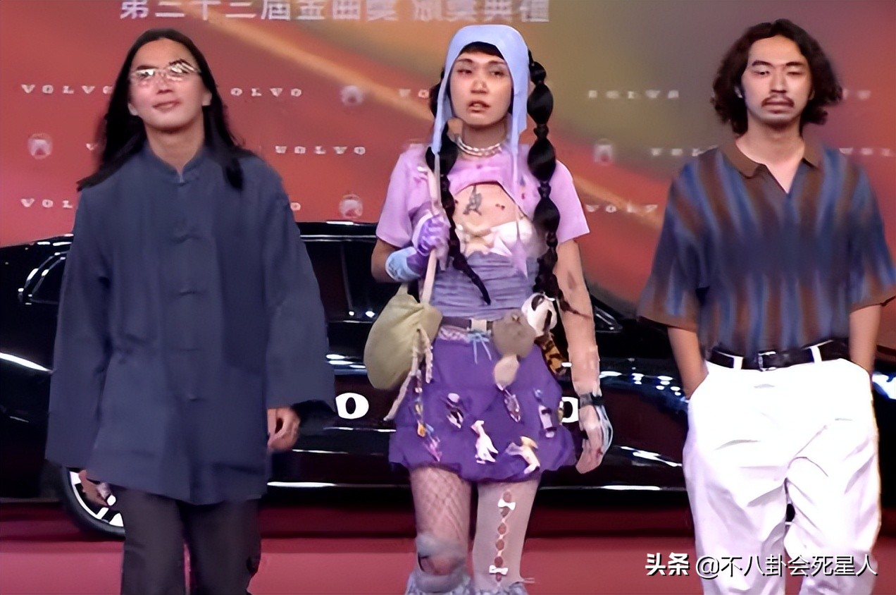 7月最土的三大红毯！鸡毛装、披床单、野猪造型，土得我笑出猪叫