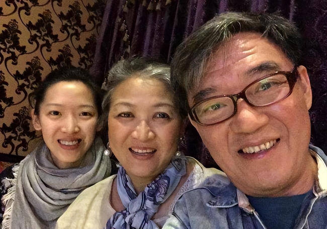 儿子偷偷签下直播合同,两年能赚3000万,李立群抱怨快扛不住了