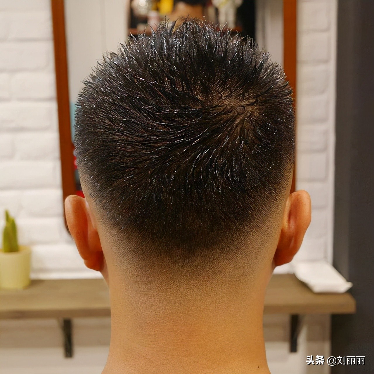 年底男发怎么剪？周边铲短露额发齐刘海，很多男士剪完都很帅