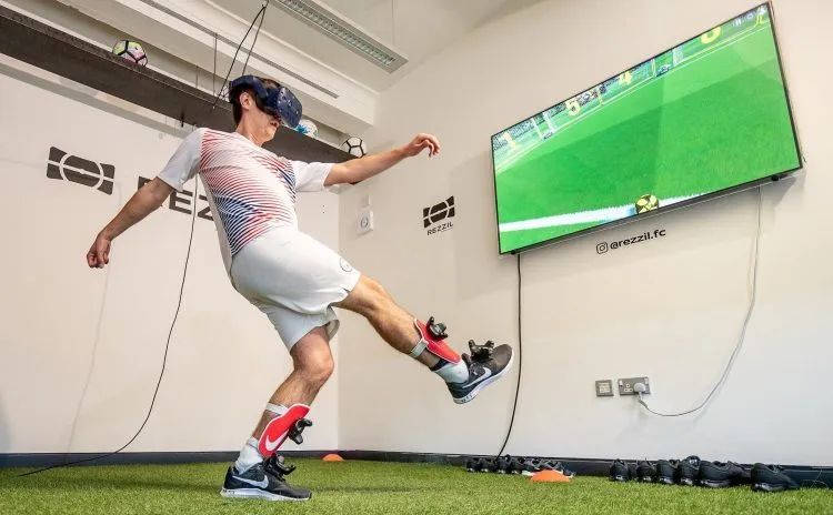 虚拟足球什么意思(VR技术与足球：戴上这玩意儿，还能好好练球吗？)