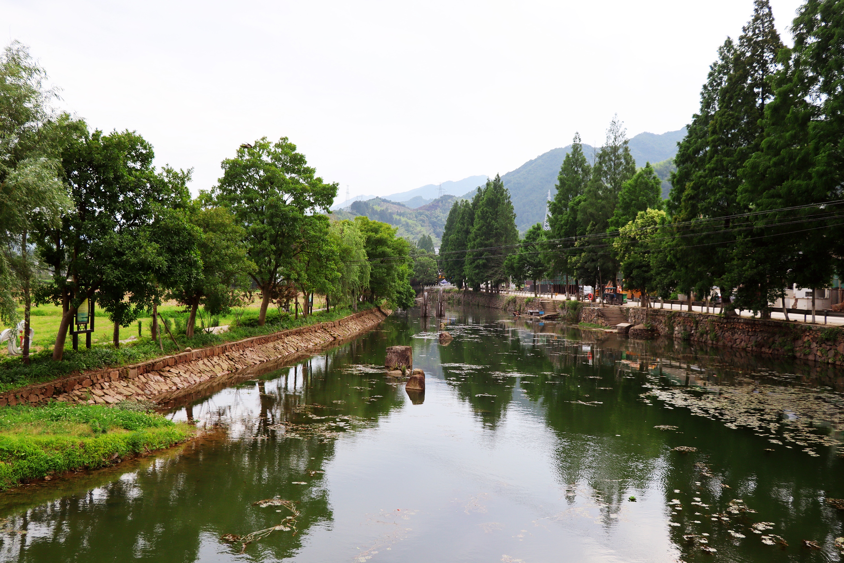 宁波剡溪畔这个古村依山傍水，溪上风景秀丽，竟是夏季玩水胜地