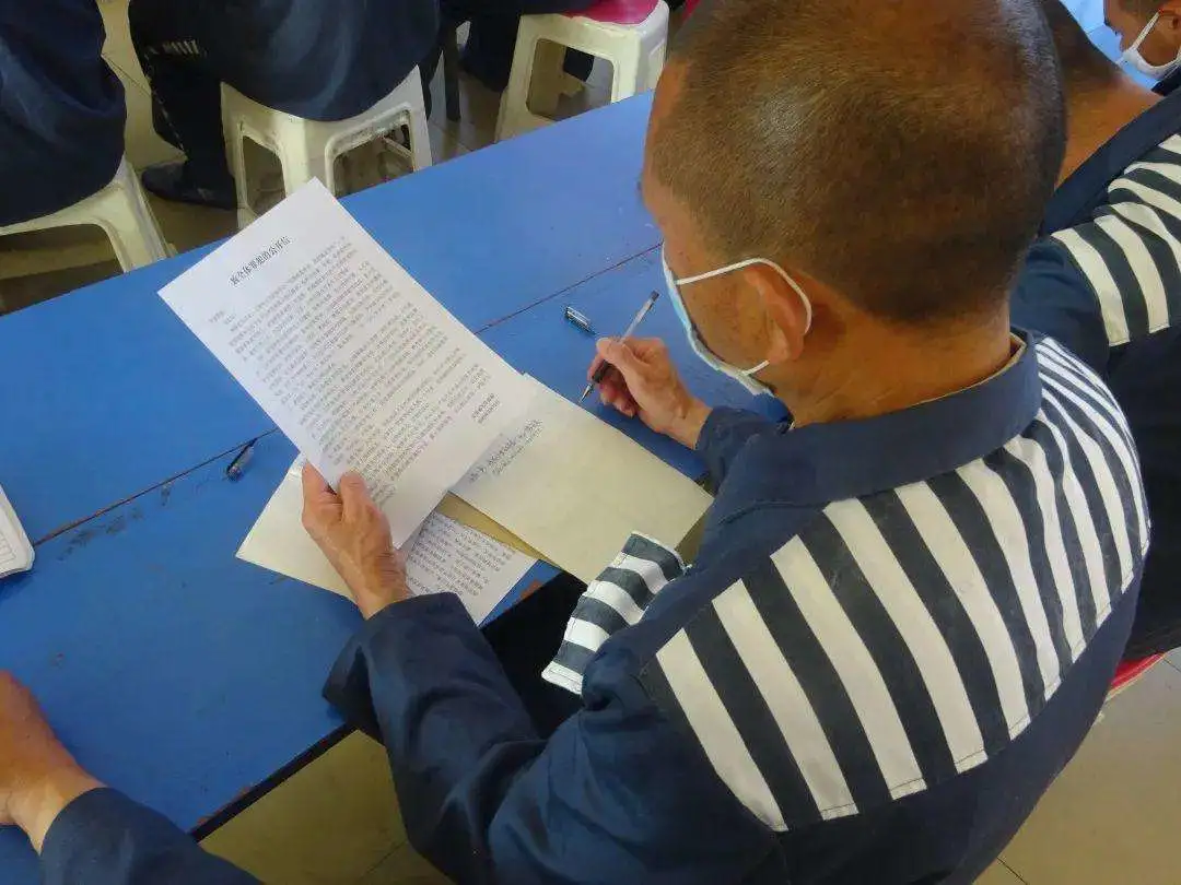 监狱里的服刑人员可以寄挂号信吗?