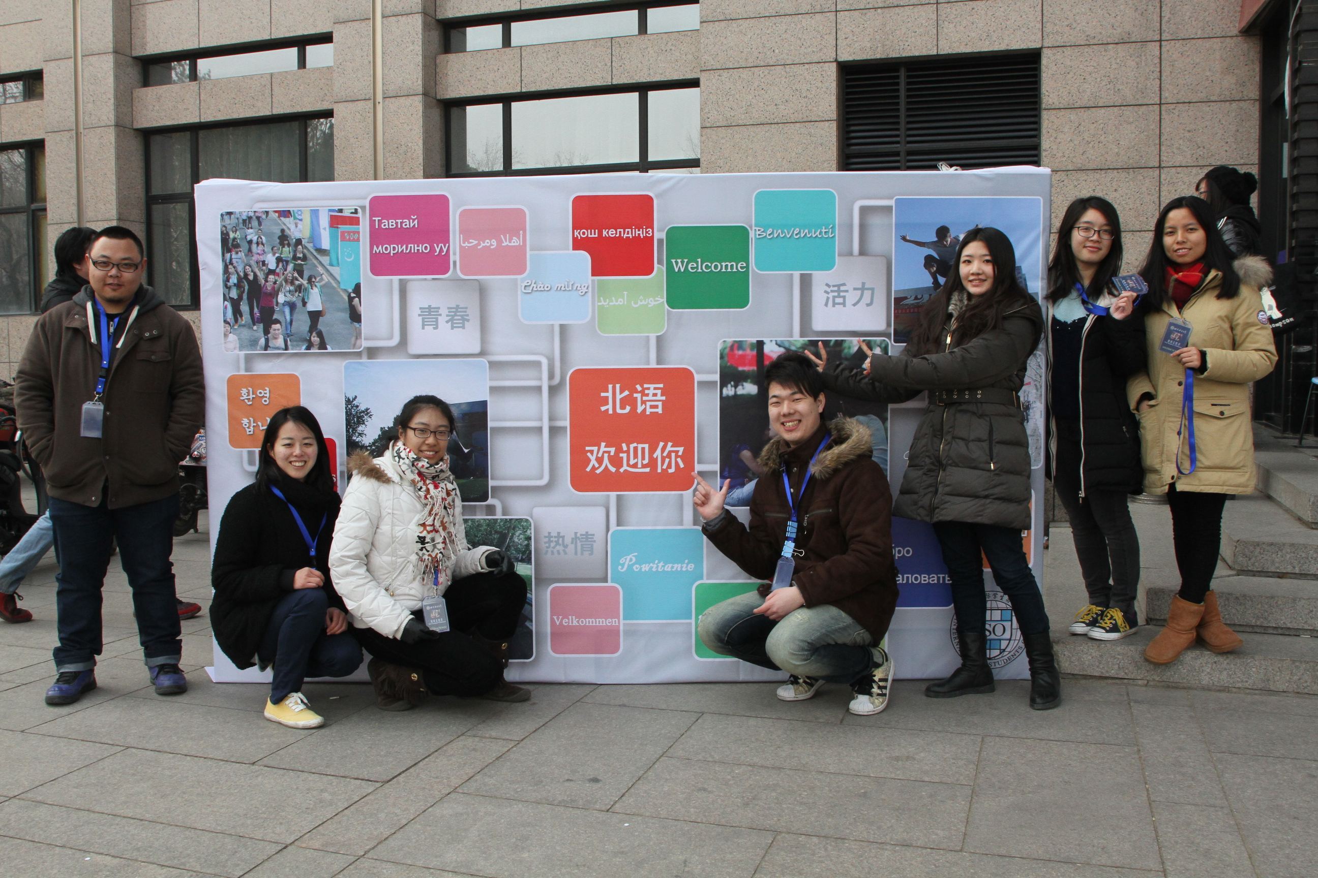 不愧是学语言的，大学生隔离期间利用专长，与保安“隔空对话”