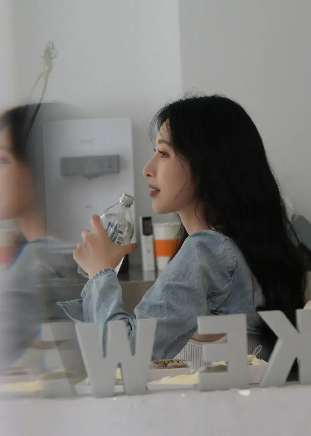 张俪中分长发微卷，复古减龄又洋气，纤细高挑的身材，美丽加分