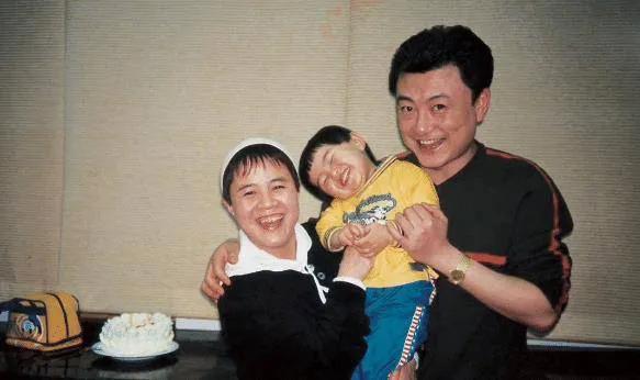 57岁金龟子主持网红猫七七婚礼!3个细节争议,网友:掉价又尴尬