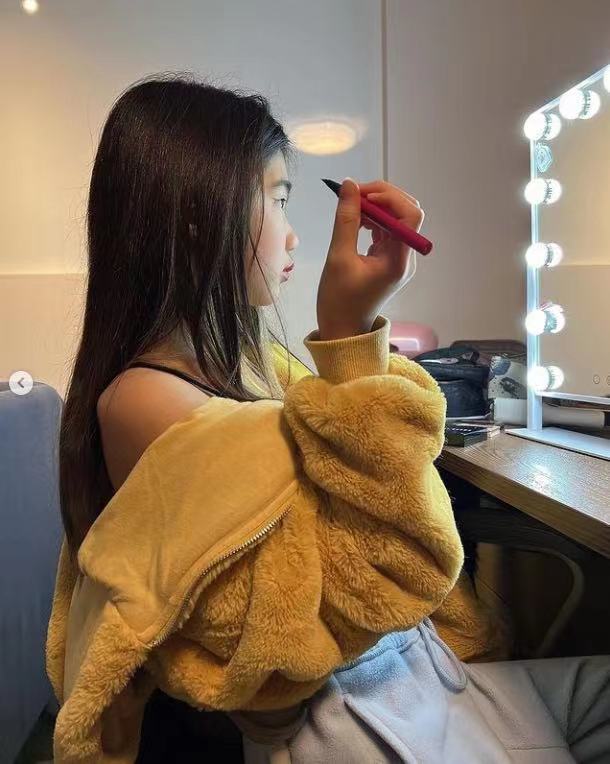 曹格11岁女儿近照曝光，染发戴戒指还化妆颜值加分，气质却遭吐槽