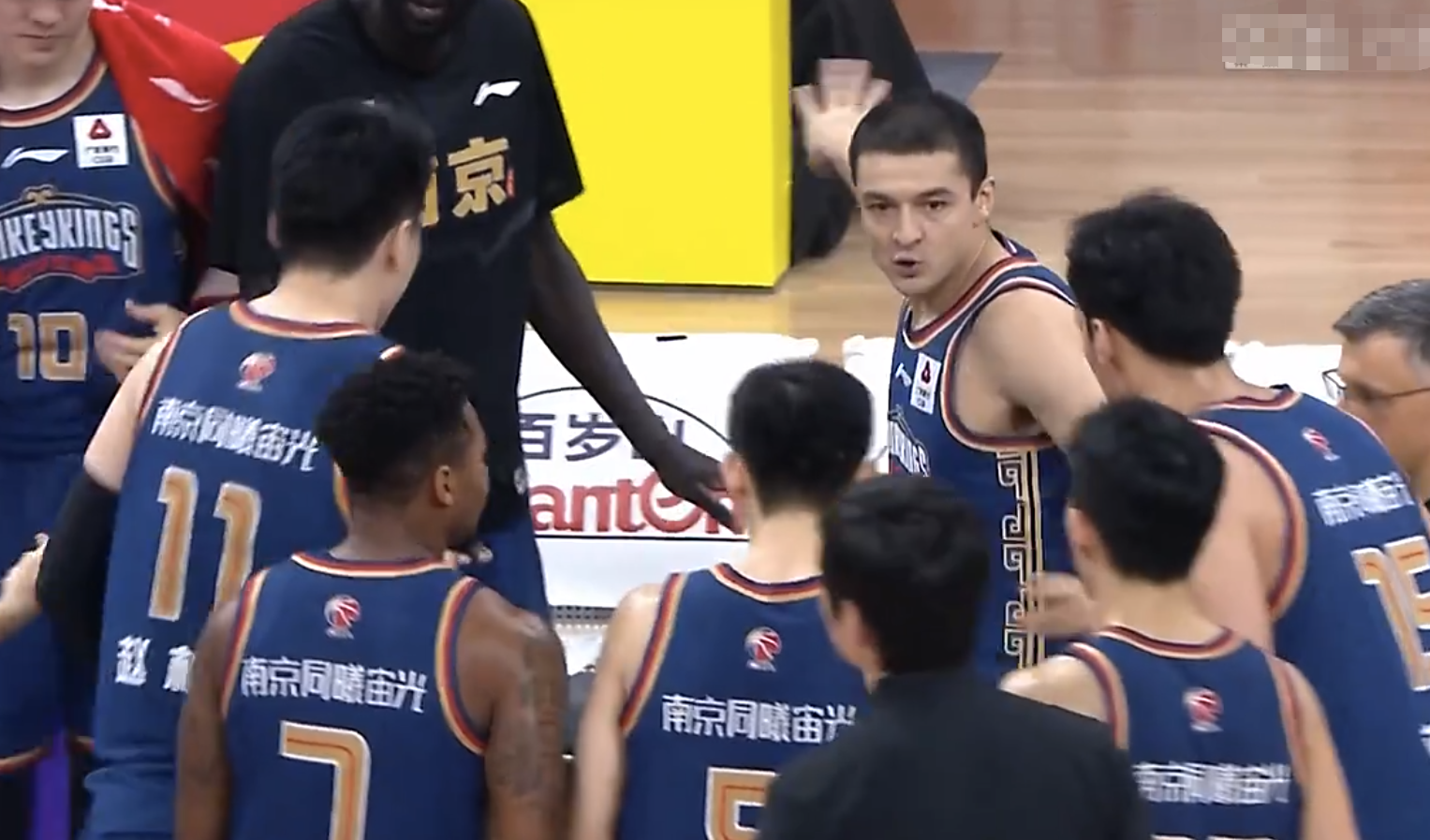 中国nba打的有那几个球队(比NBA好看！19岁中国威少2个三分灭上海，西热第3胜，李春江再见)