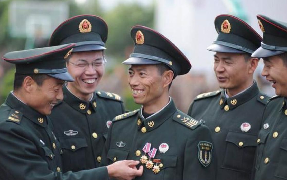 令网友注意的是,退役的老班长阮万林同志是以士官的最高军衔一级军士