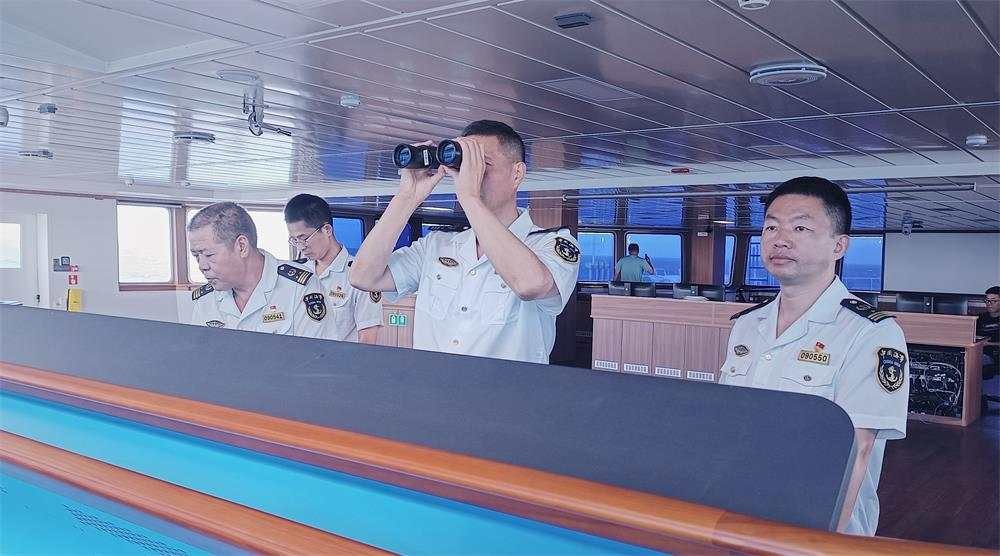 中国第一艘万吨级海巡船首次巡航北部湾