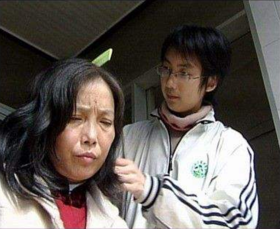 13岁“背母上学”的刘霆，10年后变性成女人，选美大赛上成功获奖