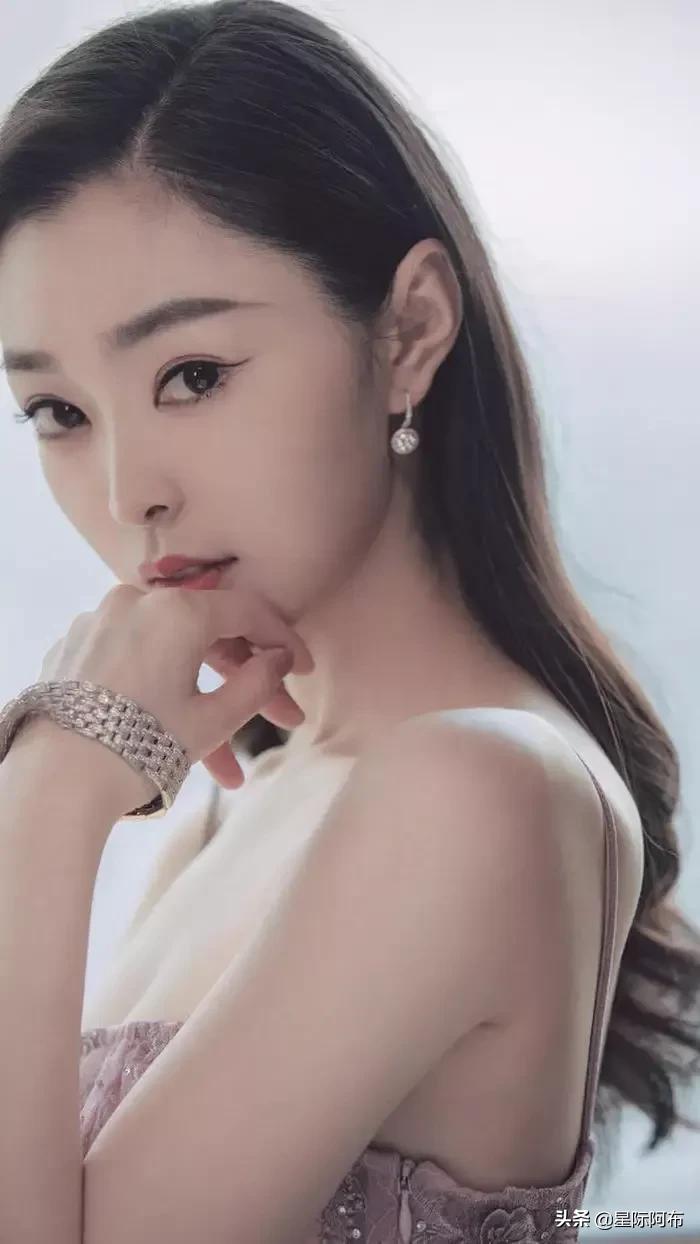 宋轶最迷人的当数她的眼睛。一双水汪汪的大眼睛，脉脉含情