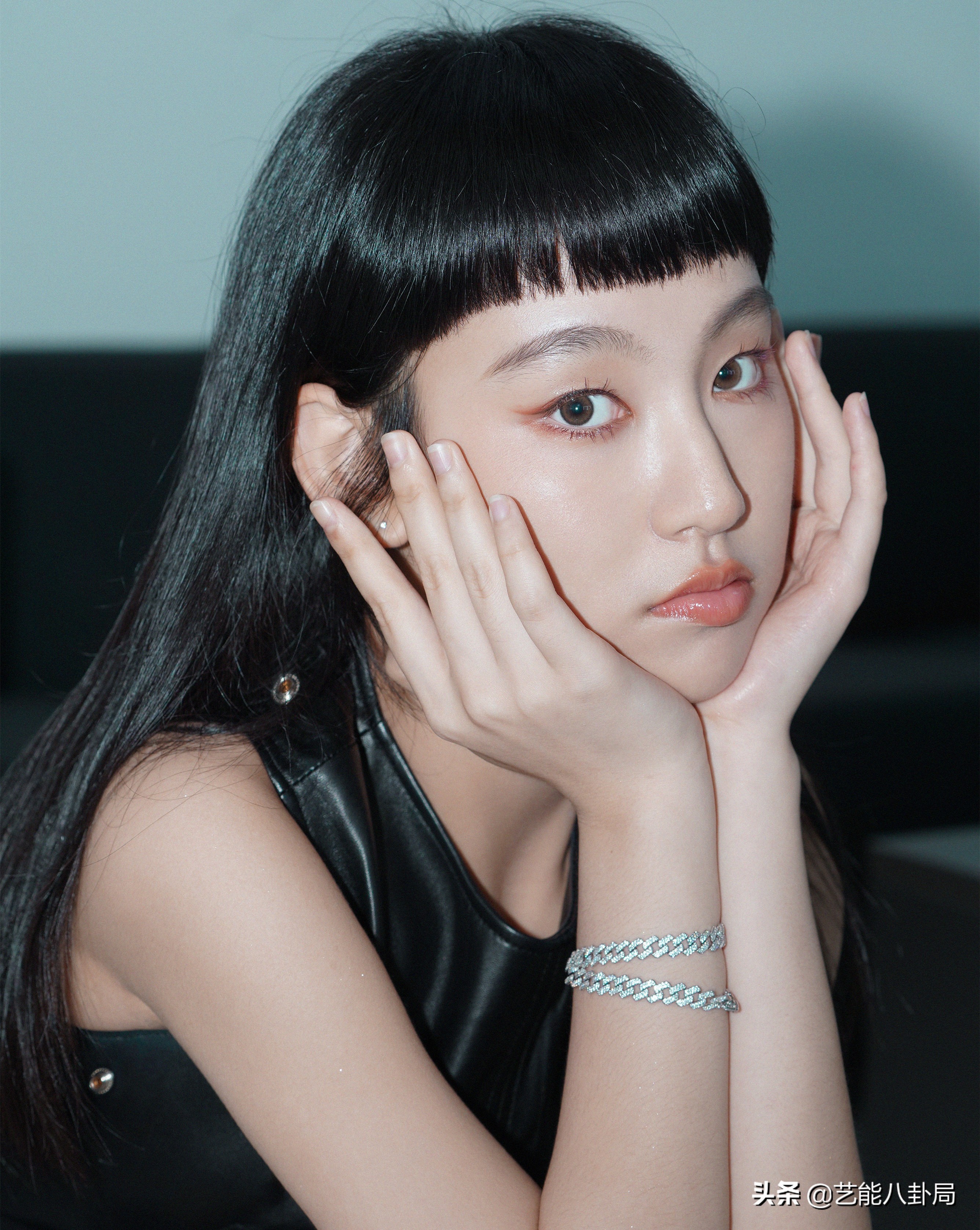 17歲港圈唱將炎明熹！父母定居內地，粵語歌開口跪，打破刻板印象