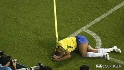 里瓦尔多捂脸假摔（02年世界杯里瓦尔多著名的捂脸假摔，虽然丑陋，但的确是本能反应）