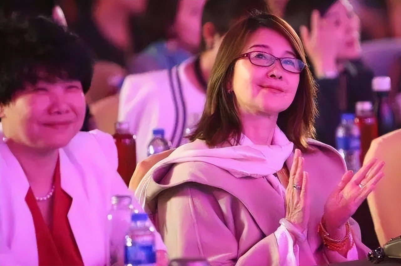 “上梁不正下梁歪”李小璐的婚姻悲剧的始作俑者，是她亲妈