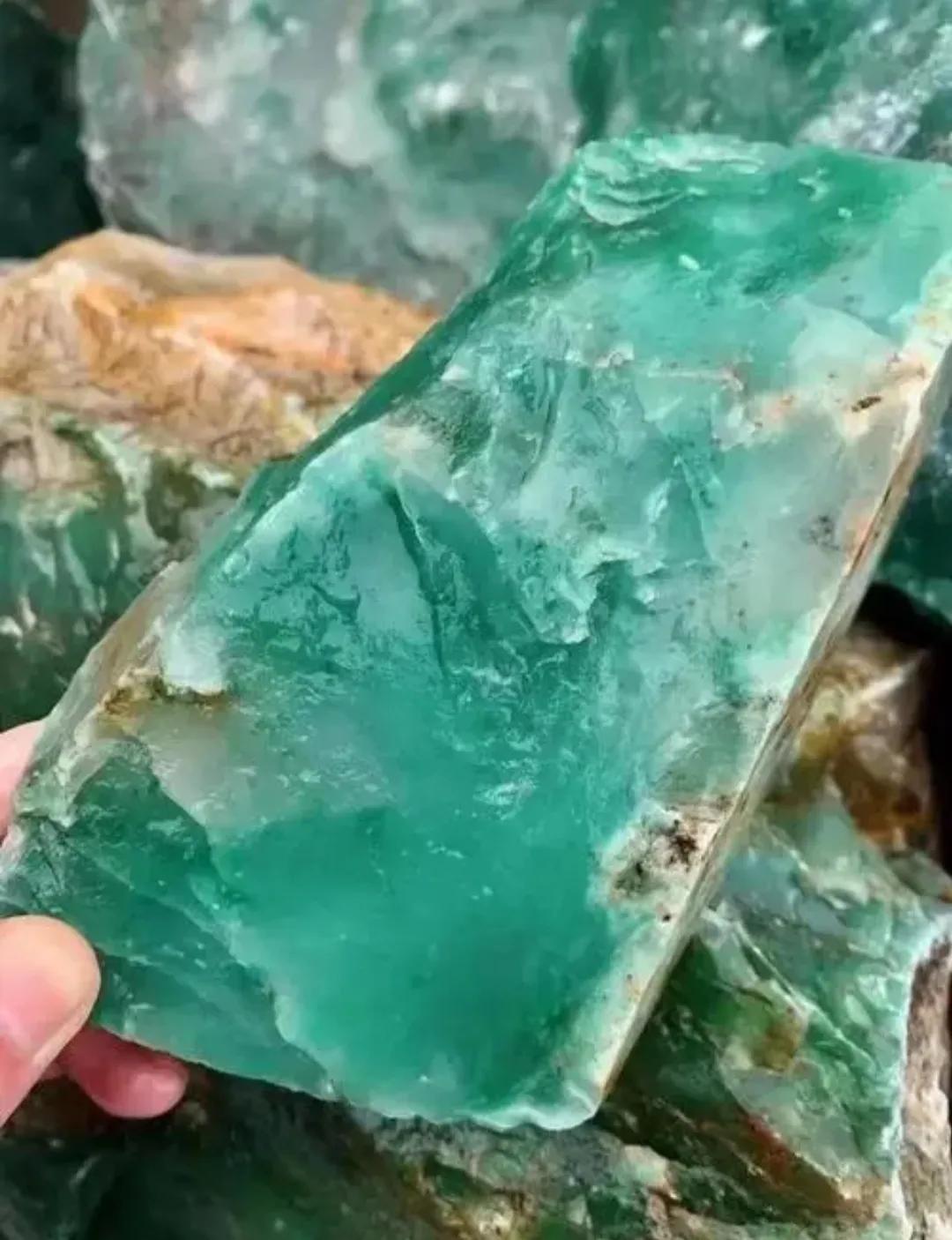 独龙玉好还是翡翠好独龙玉好的翡翠的区别在哪里