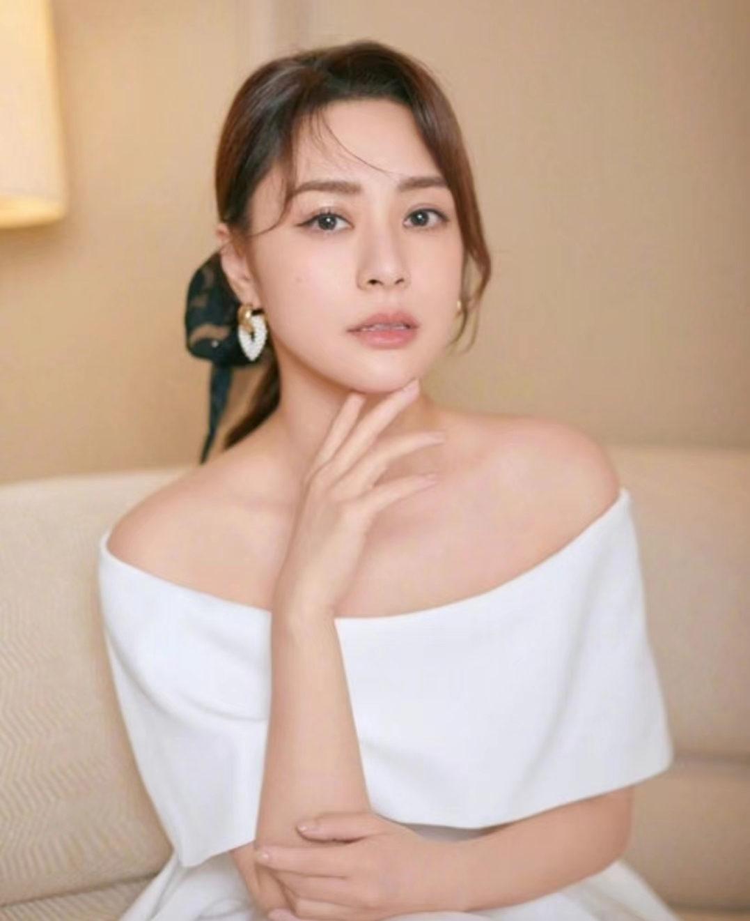 持续暴瘦!香港知名女星近照惊现排骨胸,极速瘦身重回出道巅峰